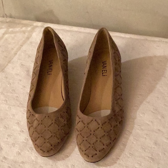 VANELI light brown suede with interlaced golden tone chain and low heels # 7 N - Picture 2 of 9